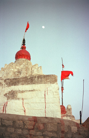 Tempelturm mit Mond, Hampi